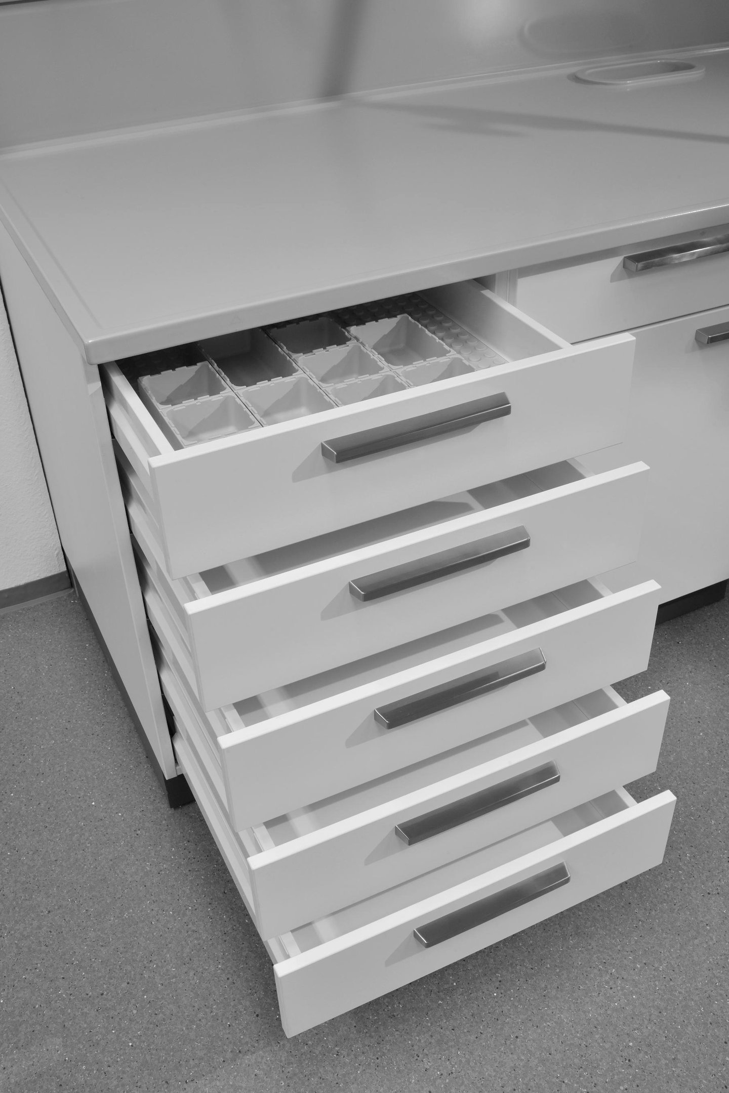 Safety storage cabinet for laboratory chemicals